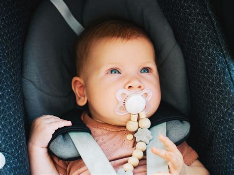 best pacifier clips for newborns.